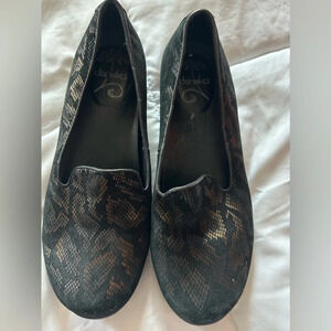 Dansko Olivia Slip Ons Shoes Bronze Snake Print Sz 39 8.5-9 Comfy Loafers